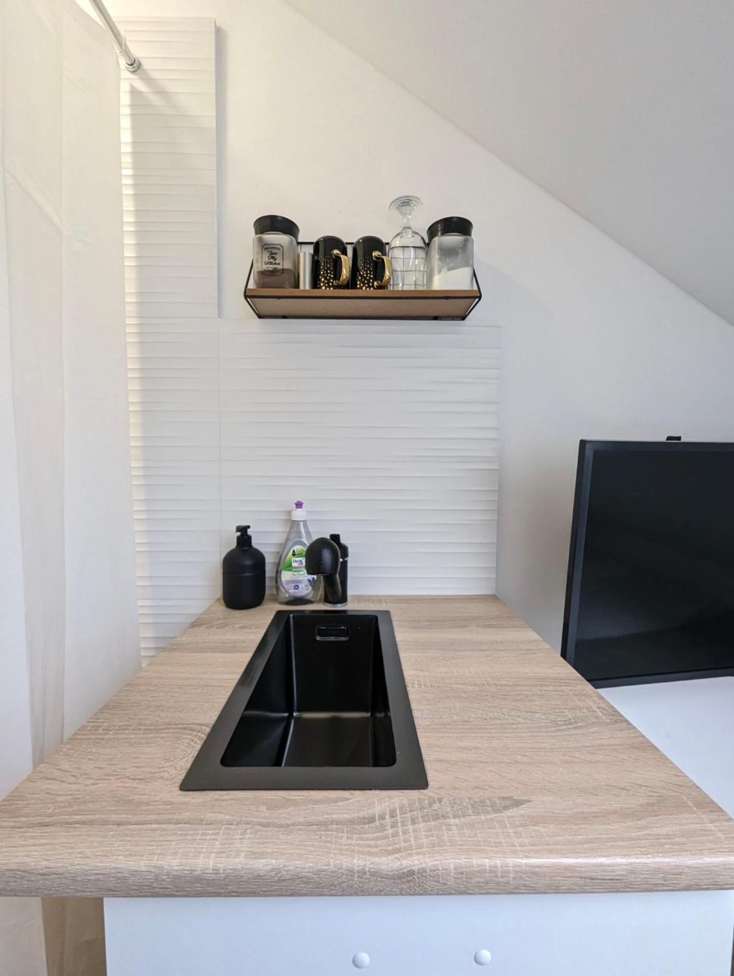 Miniscule Urban Tent